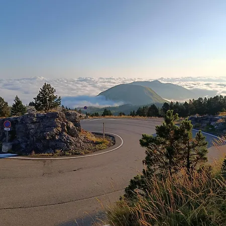 Acces Direct Aux Pistes Et Gr10, Vue Sur La Vallee * Arette