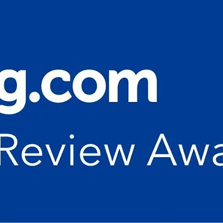 Acces Direct Aux Pistes Et Gr10, Vue Sur La Vallee