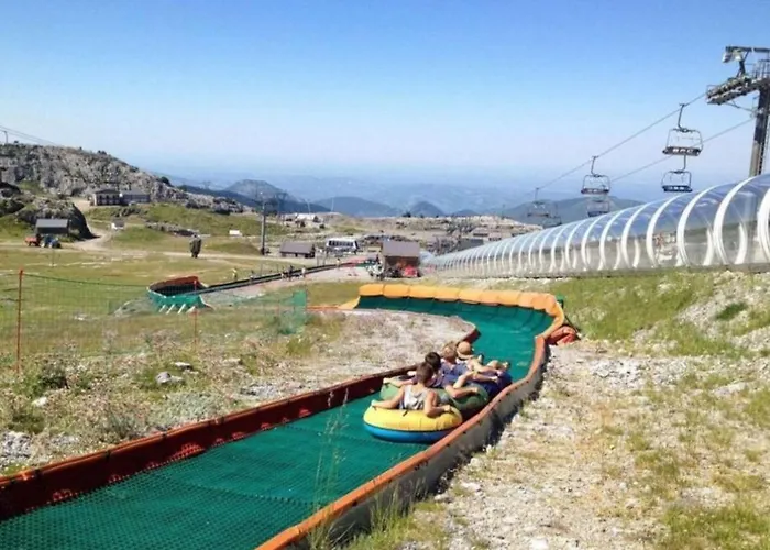 Acces Direct Aux Pistes Et Gr10, Vue Sur La Vallee *