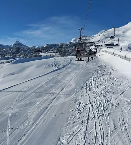 Accès Direct Aux Pistes Et Gr10, Vue Sur La Vallée * Arette