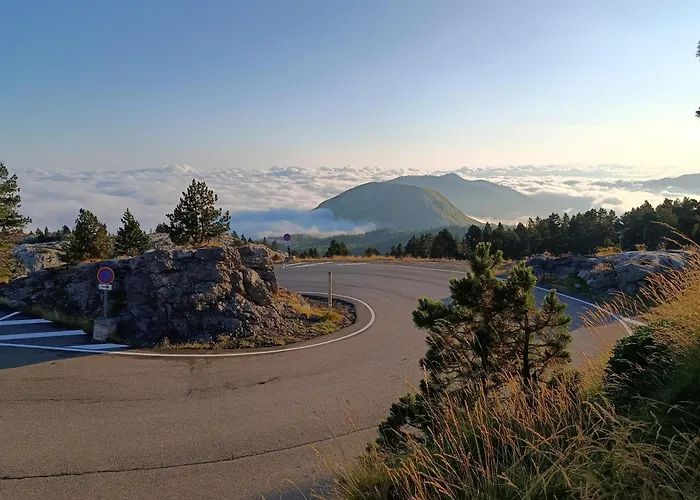 Acces Direct Aux Pistes Et Gr10, Vue Sur La Vallee * Arette